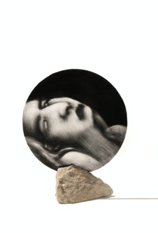 vitrail peinture verre corps intimité voyeur indiscret noir blanc sculpture art gwenola hatet