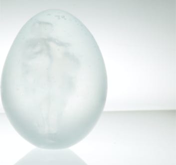 pate verre oeuf femme sculpture art gwenola hatet