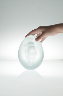 pate verre oeuf femme sculpture art gwenola hatet